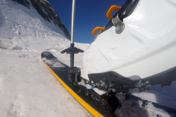 Eine Skibindung und Schuh.