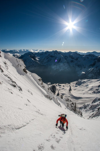 Eine Person beim Skibergsteigen.