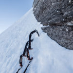 Zwei Eispickel im Schnee.