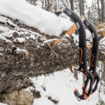 Eispickel stecken in einem Baumstumpf