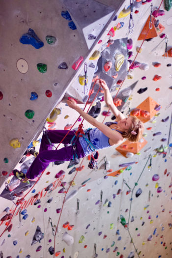 Sophie Arnold mit dem Beal Diablo Uni Core in der Kletterhalle