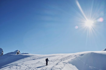 Ein Skitourengeher bei Sonnenschein.