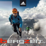 ein Bergsteiger l&auml;uft einen felsigen Grat entlang in adidas-Kleidung