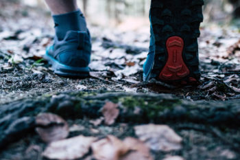 Die Sohle des Altra Lone Peak 4.0 auf Waldboden