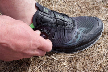 Mann schließt Trailrunningschuh mit Boa-System