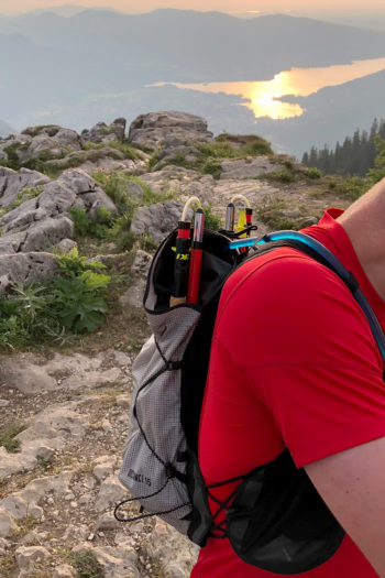 Detailansicht der Seitenfächer für Stöcke.