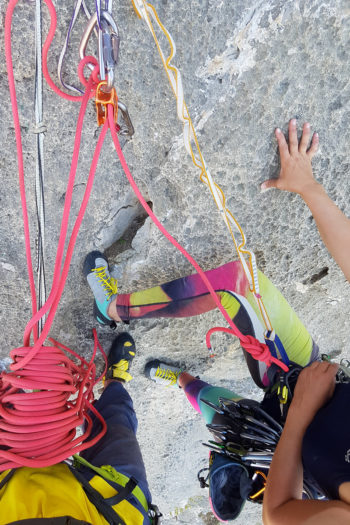 Bild zeigt Frauen- und Männerfüße von oben in Kletterwand