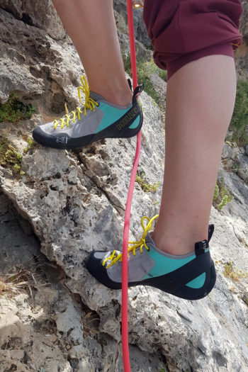 Fraubeine mit Damenkletterschuhen am Fels