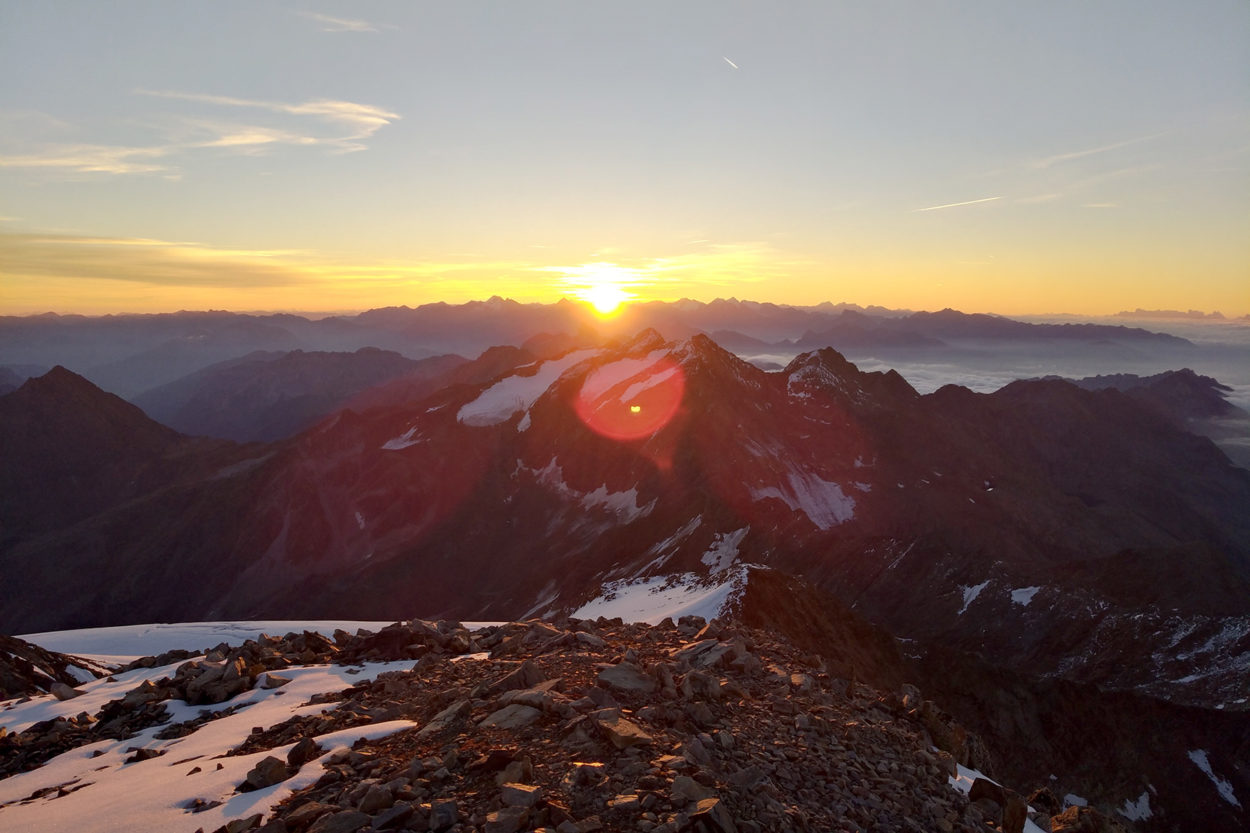 Sonnenaufgang hinter den Bergen.