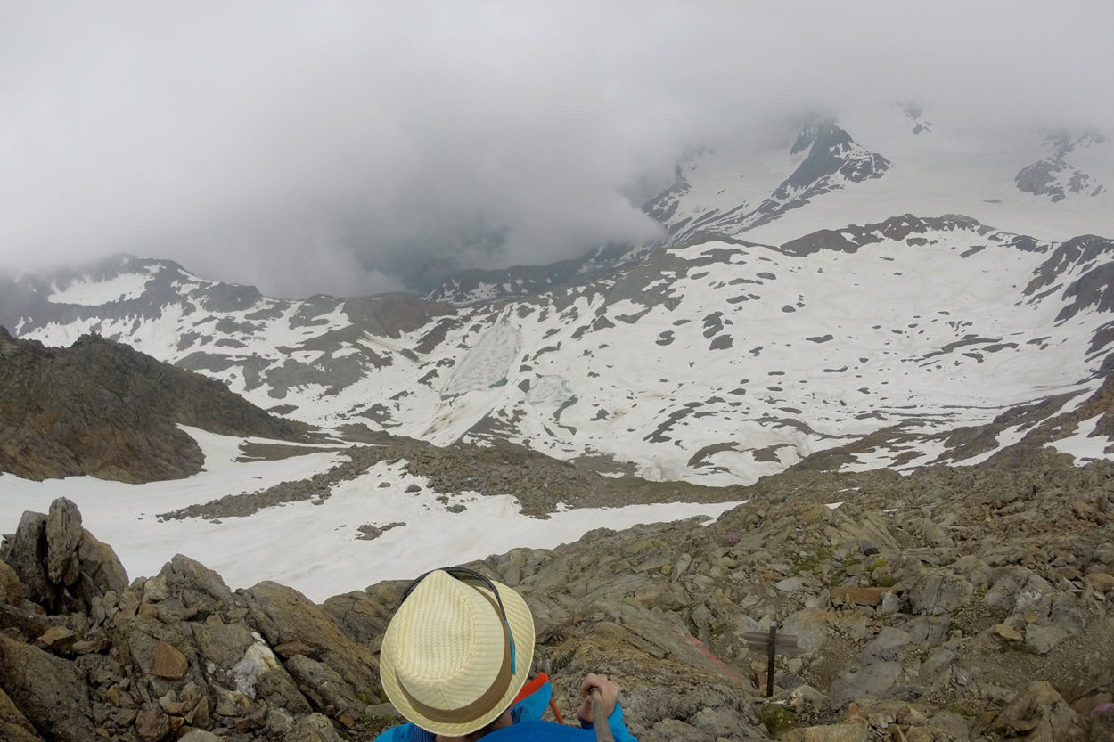 Steinige Berglandschaft mit Schneefeldern.