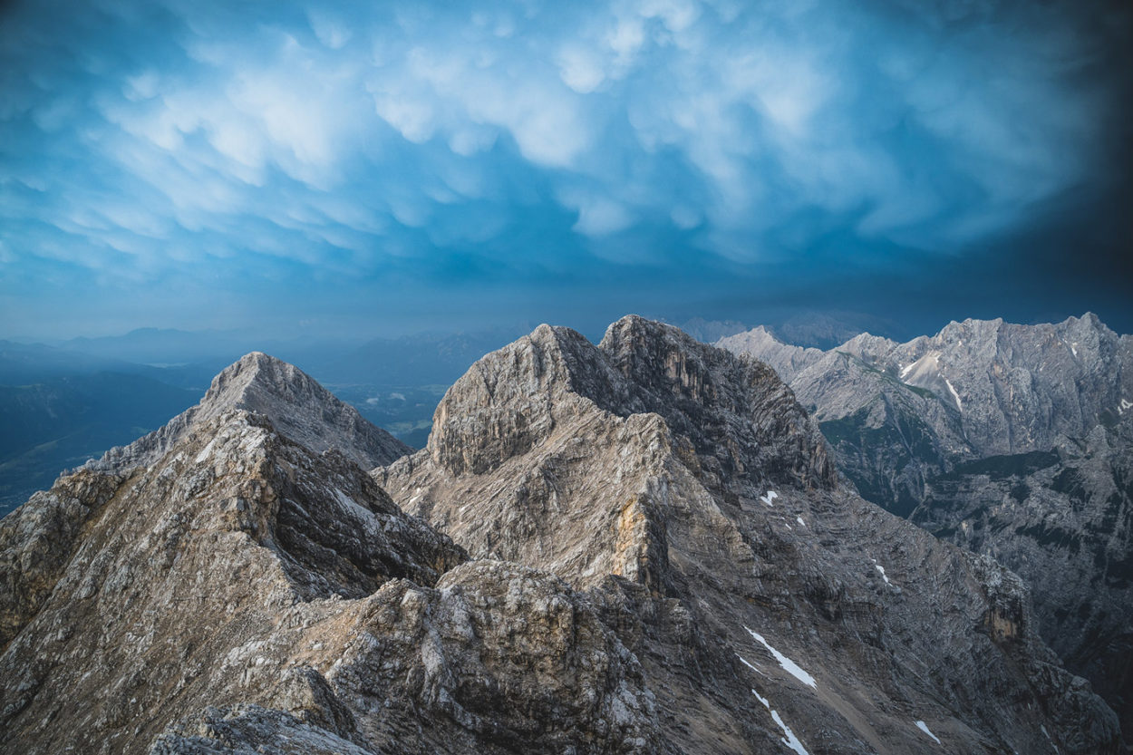 Felsmassiv mit beutelförmigen Mammatus-Wolken