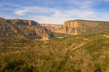 Steile Felsen inmitten von grünen Grashängen