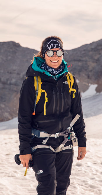 Lena aus der Marketing-Abteilung bei Bergzeit beim Futurelight-Test im Dachstein-Massiv | Foto: Tom Klocker
