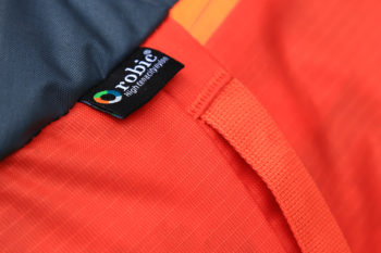 Nahaufnahme des orangen Rucksackmaterials.