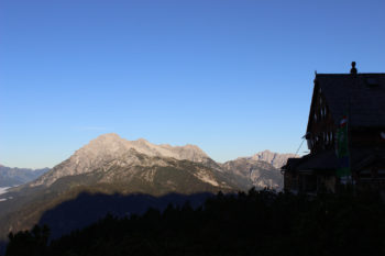 Die Peter Wiechenthaler Hütte mit Blick auf die Leoganger Steinberge | Foto: Regina Grill