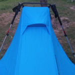 Das Zelt von der Rückseite, aufgebaut mit Trekkingstöcken.