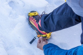 Kipphebel am hinteren Ende des Steigeisens