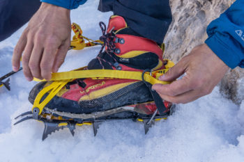 Seitenansicht der Steigeisen mit Fixierungsband.