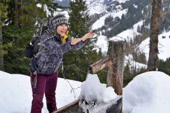 Vero Wöckner testet Sherpa Jacke Annapurna mit Wasser