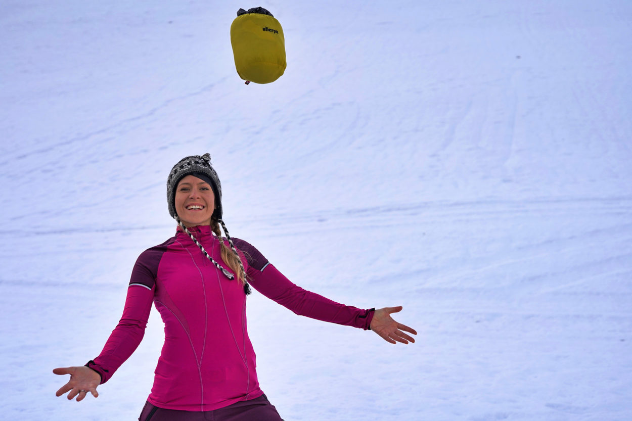 Vero Wöckner hat die Jacke im beutel verstaut