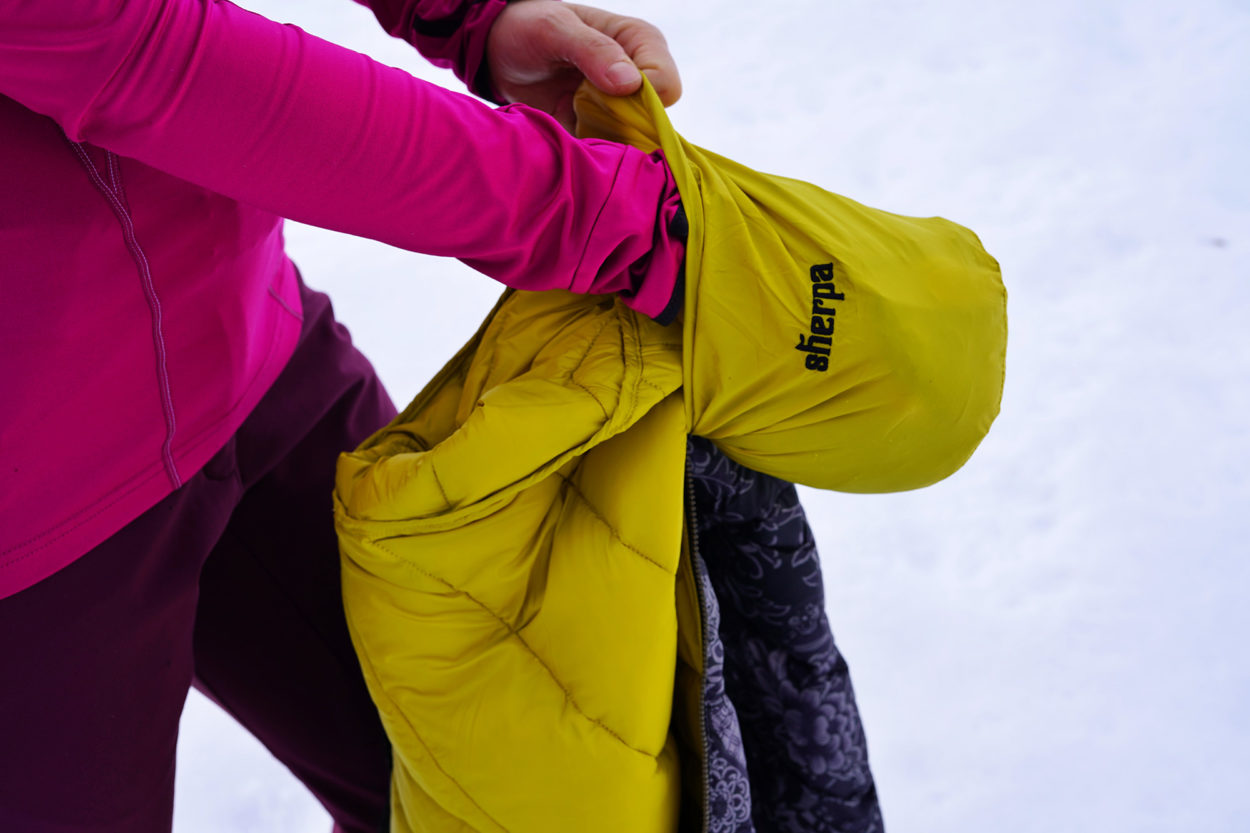 Vero Wöckner testet den Beutel zur Komprimierung der Sherpa Annapurna