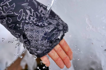 Das Wasser perlt an der sherpa annapurna Jacke ab.