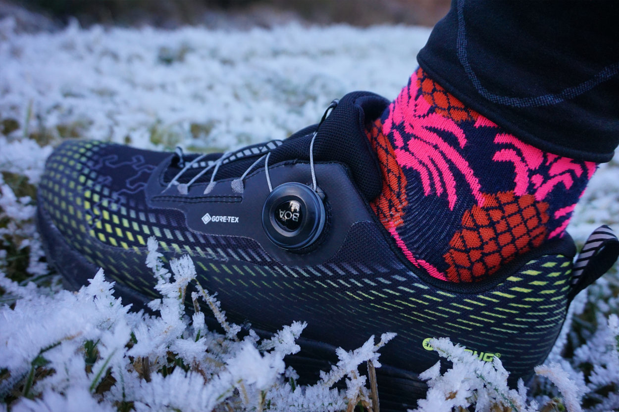 Trailrunningschuh im Schnee