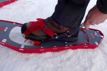 Beim Festziehen des Fersenriemens der MSR Lightning Ascent Schneeschuhe.