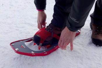 Beim Anlegen der MSR Lightning Ascent Schneeschuhe.