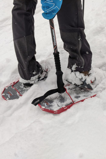 Ein umgedrehter Stock klappt die Steighilfe des MSR Lightnings Ascent Schneeschuhs nach oben.