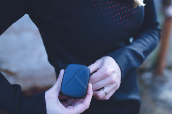 Frau hält Akku des Odlo I-Thermic Longsleeves