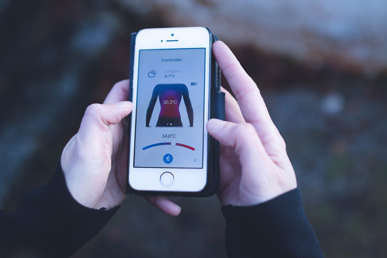 Frau wählt in Odlo App Temperatur