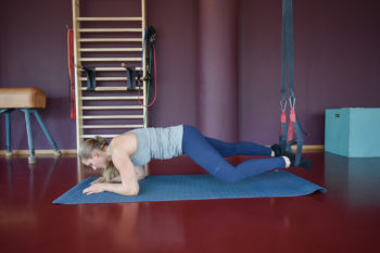 Natalie Bärtschi zeigt Knee to Elbow