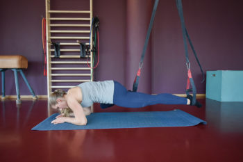 Natalie Bärtschi zeigt Knee to Elbow