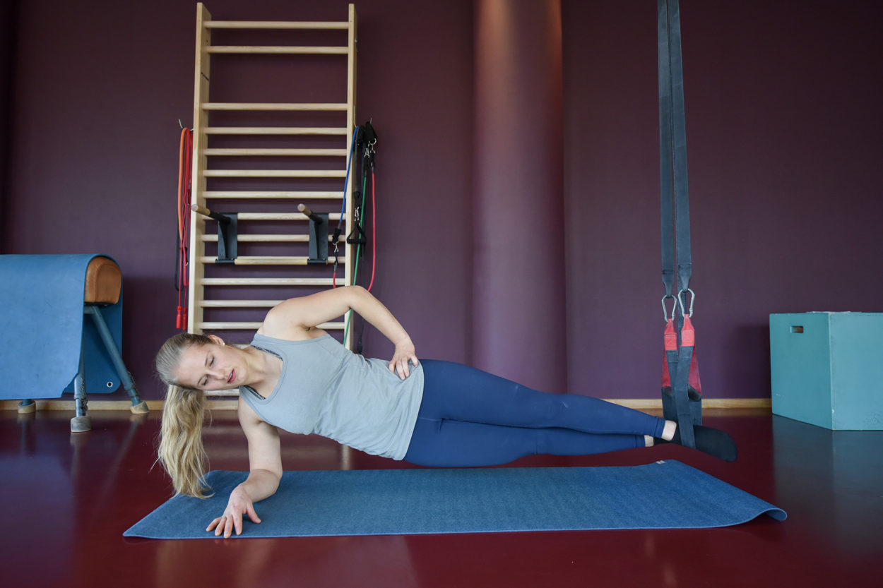 Natalie Bärtschi zeigt Sideplanks