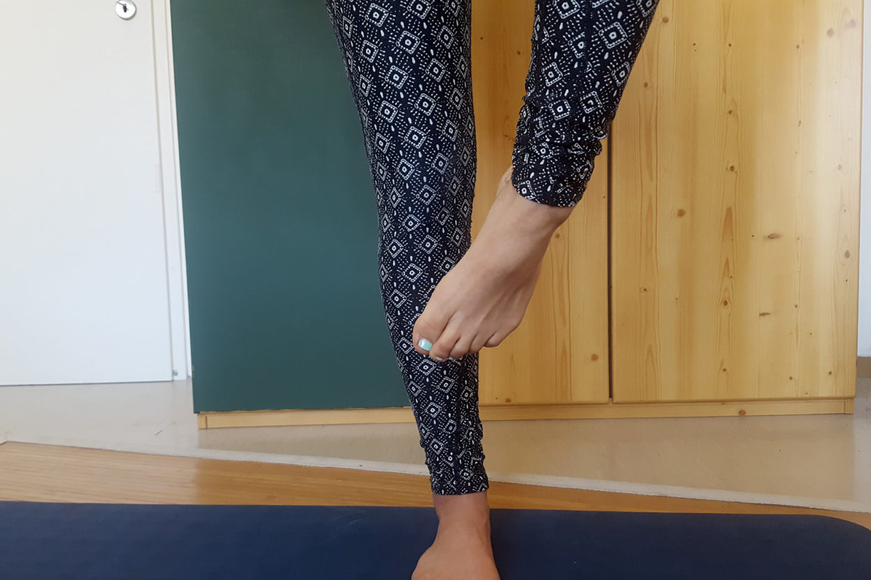 Homeoffice Yoga Fußgelenkkreisen