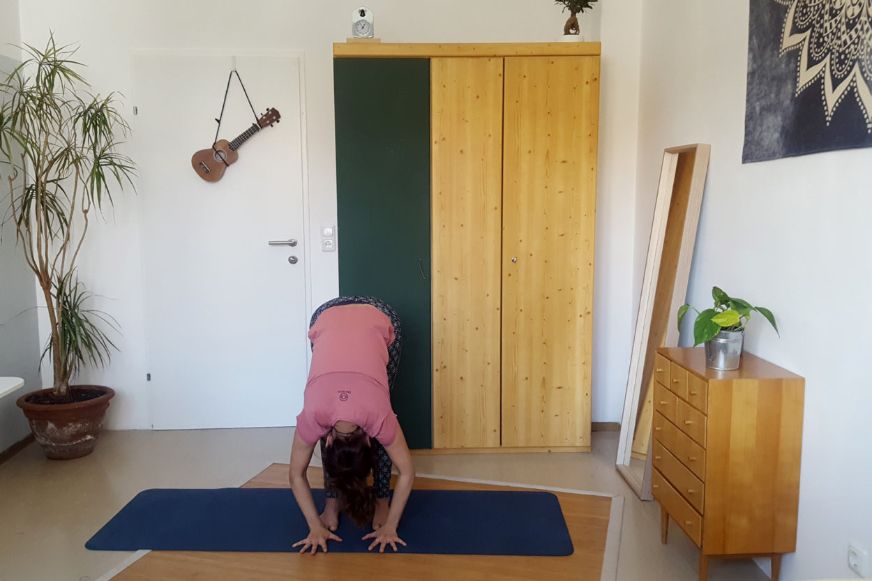 Homeoffice Yoga Stehende Vorbeuge